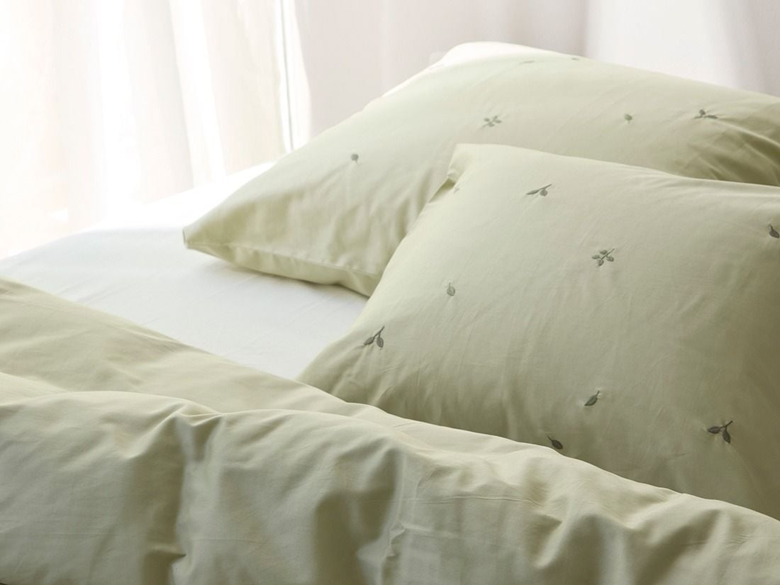 Kussensloop katoen satijn light olive botanical