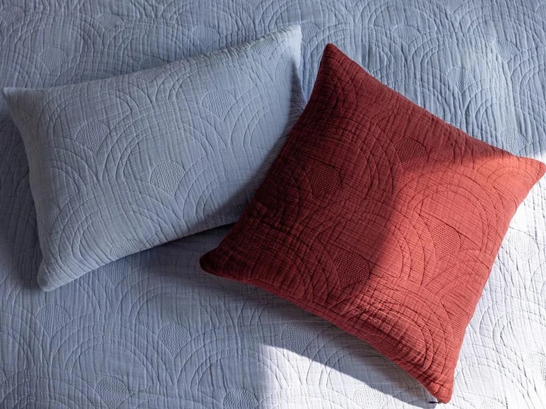 Sierkussen arch lavender blue - mousseline katoen