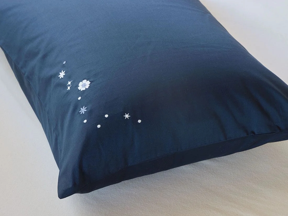 Kussensloop katoensatijn blueberry starry flower 50x60