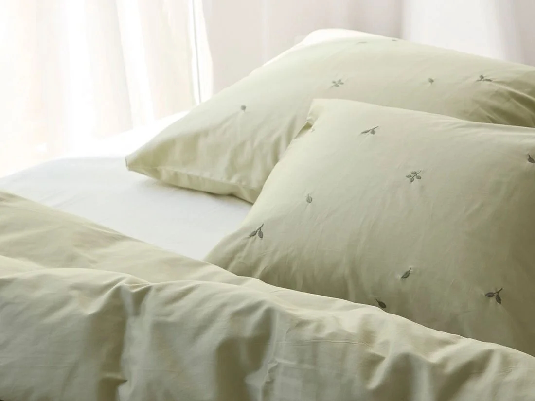 Kussensloop katoen satijn light olive botanical 50x60