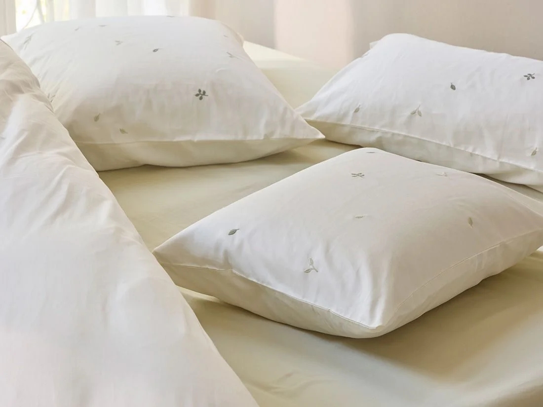 Kussensloop katoensatijn warm white botanical 50x60