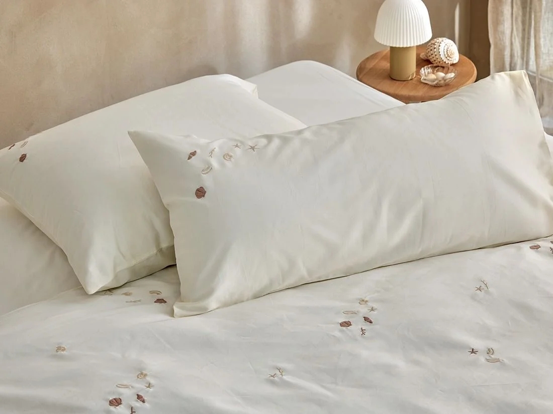 Kussensloop katoen satijn warm white seashell