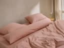 Kussensloop zijslaper katoensatijn cosmea pink 37x160