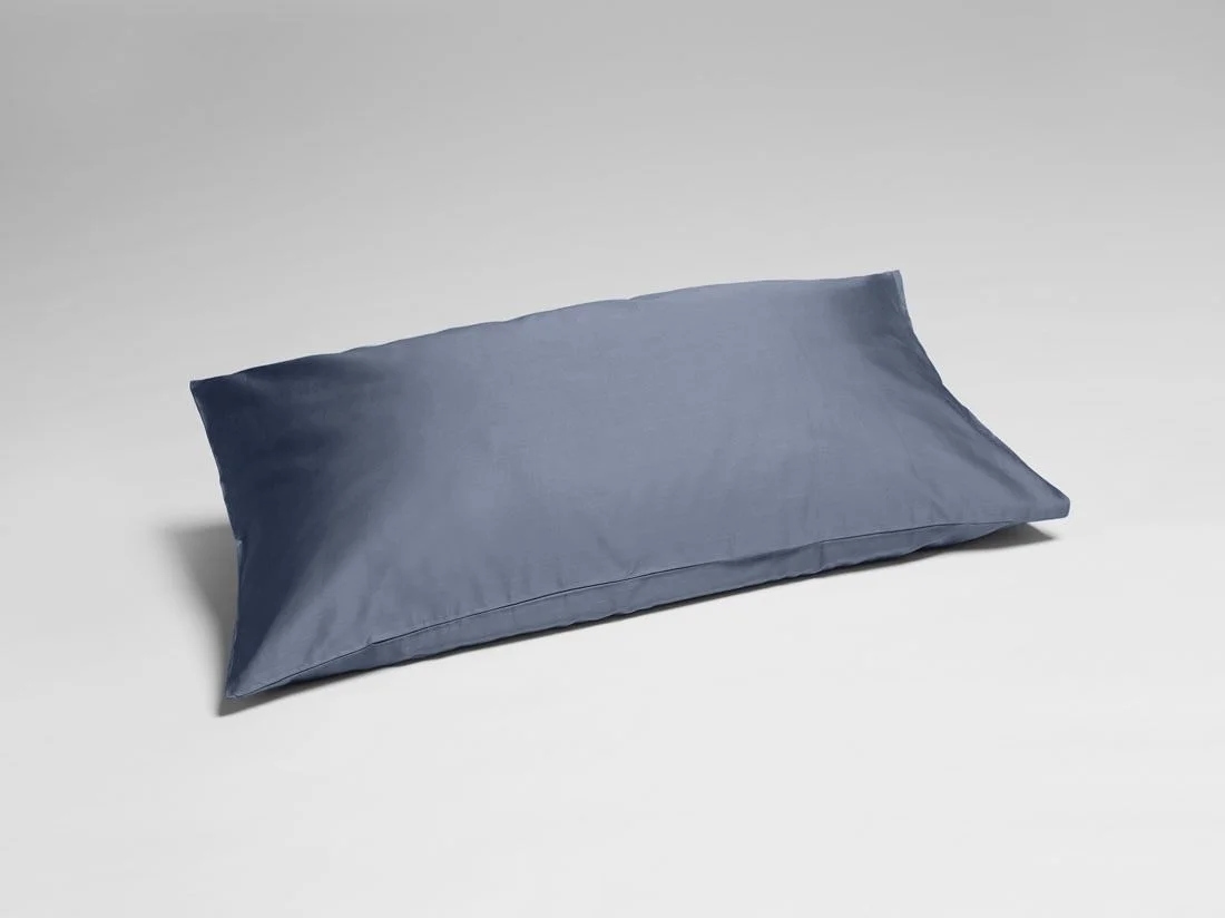 Kussensloop katoensatijn misty blue